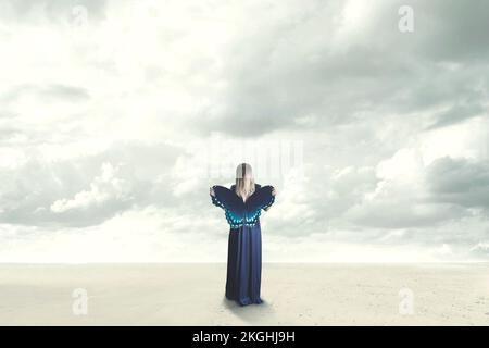 une femme surréaliste tient devant elle un papillon coloré avec des ailes ouvertes, concept de liberté Banque D'Images
