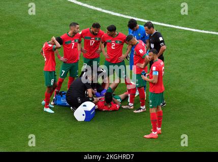 Le Marocain Noussair Mazraoui a reçu un traitement lors du match F de la coupe du monde de la FIFA au stade Al Bayt, Al Khor. Date de la photo: Mercredi 23 novembre 2022. Banque D'Images