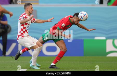 Al Khor, Qatar. 23rd novembre 2022. Le Marocain Noussair Mazraoui se bat pour le ballon lors d'un match de football entre le Maroc et la Croatie, dans le Groupe F de la coupe du monde FIFA 2022 à Al Khor, Etat du Qatar, le mercredi 23 novembre 2022. BELGA PHOTO VIRGINIE LEFOUR crédit: Belga News Agency/Alay Live News Banque D'Images