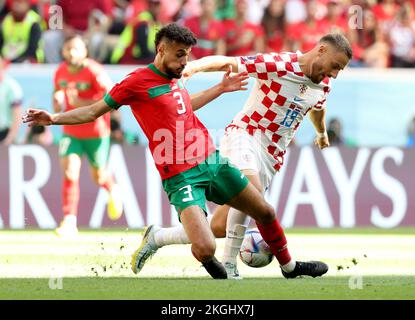 Al Khor, Qatar.23 novembre 2022, Nikola Vlasic de Croatie en action avec Noussair Mazraoui du Maroc lors de la coupe du monde de la FIFA Qatar 2022 Groupe F match entre le Maroc et la Croatie au stade Al Bayt sur 23 novembre 2022 à Al Khor, Qatar. Photo par Igor Kralj/PIXSELL Banque D'Images