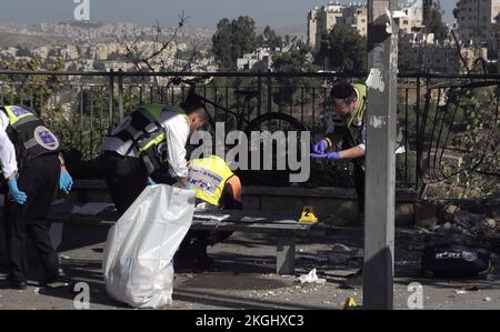 JÉRUSALEM, ISRAËL - 23 NOVEMBRE : JÉRUSALEM, ISRAËL - 23 NOVEMBRE : des membres de l'équipe d'identification des victimes de catastrophes de Zaka inspectent les lieux d'une explosion dans un arrêt d'autobus qui a été visé par un attentat à la bombe le 230 novembre 2022 à Jérusalem, en Israël. Le chef du service de renseignement israélien Shin Bet a averti que l'Autorité palestinienne pourrait être sur le point de s'effondrer, avec des conséquences directes pour la détérioration de la situation sécuritaire d'Israël. Crédit : Eddie Gerald/Alay Live News Banque D'Images