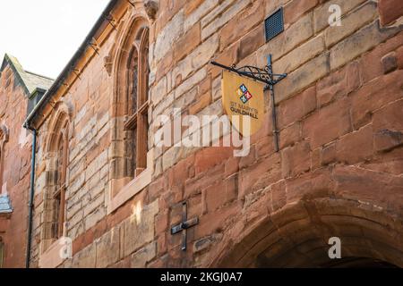 Une plaque à l'entrée de la St Marys Guildhall historique dans la ville de Coventry, Royaume-Uni. Banque D'Images