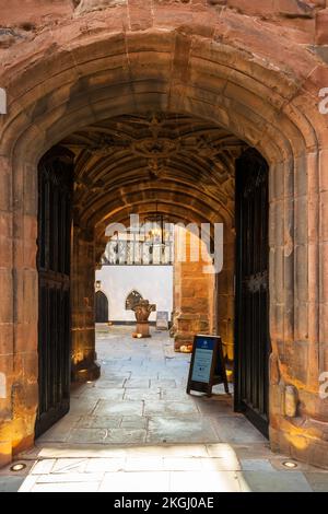 Une plaque à l'entrée de la St Marys Guildhall historique dans la ville de Coventry, Royaume-Uni. Banque D'Images