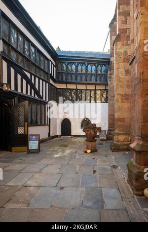 Une plaque à l'entrée de la St Marys Guildhall historique dans la ville de Coventry, Royaume-Uni. Banque D'Images