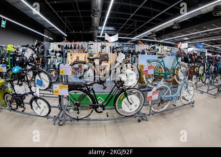 Cuneo, Italie - 22 novembre 2022: vélos et vélos électriques et accessoires de cyclisme dans le département du magasin de Decathlon, Decathlon est un magasin de sport français Banque D'Images