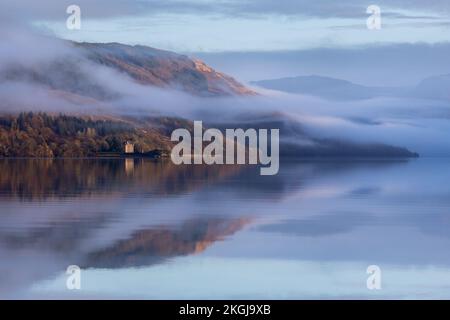 Un petit angle du château de Dunderave sur les rives du pittoresque Loch Fyne, en Écosse Banque D'Images