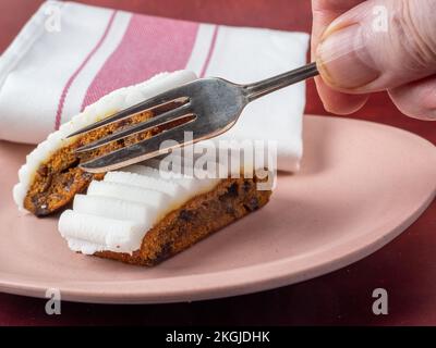 Sélection de tranches de gâteau de Noël festives Focus Seasonal avec marzepan et glaçage blanc Banque D'Images