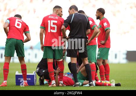 Al Khor, Qatar. 23rd novembre 2022. Noussair Mazraoui (en bas) du Maroc reçoit une aide médicale lors du match du Groupe F entre le Maroc et la Croatie lors de la coupe du monde de la FIFA 2022 au stade Al Bayt à Al Khor, Qatar, le 23 novembre 2022. Credit: Zheng Huansong/Xinhua/Alay Live News Banque D'Images