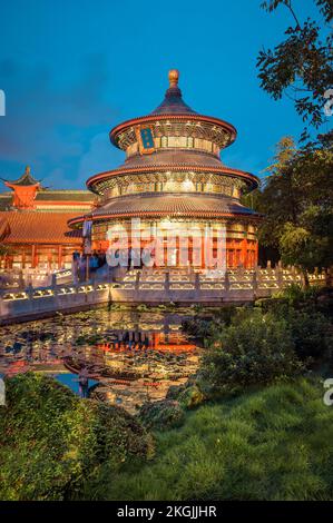 Le pavillon chinois s'illumina la nuit à Epcot Center, Orlando, Floride, États-Unis. Banque D'Images