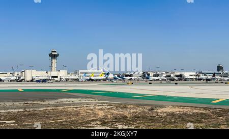 30 septembre 2022 - New York, NY États-Unis - avions font la queue à l'aéroport JFK, l'un des 10 aéroports les plus fréquentés des États-Unis. Banque D'Images
