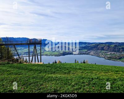 Belle vue panoramique depuis le sommet d'une montagne à Gmunden, Autriche. Banque D'Images