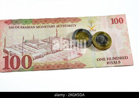 Revers de 100 SAR cent des riyals d'Arabie Saoudite argent comptant billet présente la mosquée du prophète à Medina avec le changement des pièces de monnaie de riyal saoudien 1 a Banque D'Images