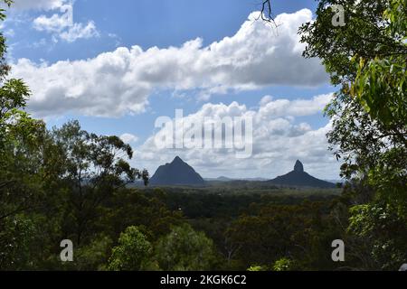 Mont Beerwah et Mont Coonowrin, Glass House Mountains Banque D'Images