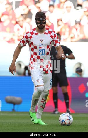 Al Khor, Qatar. 23rd novembre 2022. AL KHOR, QATAR - NOVEMBRE 23 : Josko Gvardiol, de Croatie, contrôle une balle lors de la coupe du monde de la FIFA, Qatar 2022, match du Groupe F entre le Maroc et la Croatie au stade Al Bayt sur 23 novembre 2022, à Al Khor, au Qatar. Photo par Goran Stanzl/PIXSELL crédit: Pixsell Agence photo et vidéo/Alay Live News Banque D'Images