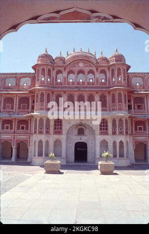 Le Palais de la ville, Jaipur a été établi en même temps que la ville de Jaipur, par Maharaja Sawai Jai Singh II, qui a déplacé sa cour à Jaipur d'Amber, en 1727. Banque D'Images