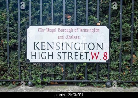 Londres - 2022 novembre : panneau de rue Kensington High Street W8, une rue haut de gamme de boutiques et de restaurants. Banque D'Images