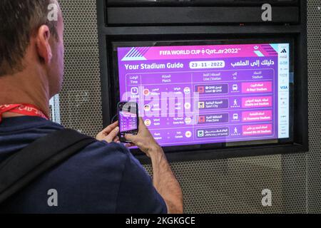 L'illustration montre une carte du métro avec les stades et le programme quotidien des matchs pour les supporters lors de la coupe du monde FIFA 2022 à Doha, État du Qatar, le mercredi 23 novembre 2022. BELGA PHOTO BRUNO FAHY Banque D'Images