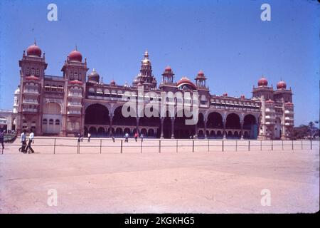 Le palais Mysore, également connu sous le nom de palais Amba Vilas, est un palais historique et une résidence royale. Il est situé à Mysore, Karnataka. Il était la résidence officielle de la dynastie des Wadiyar et le siège du Royaume de Mysore. Le palais est au centre de Mysore, et fait face aux collines de Chamundi vers l'est. Banque D'Images