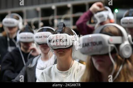 Dukovany, République tchèque. 23rd novembre 2022. La visite ReakTour, visite virtuelle unique du réacteur disponible à la centrale nucléaire de Dukovany à Dukovany, République tchèque, 23 novembre 2022. Des lunettes spéciales de réalité virtuelle transportent instantanément les visiteurs vers certaines des zones les plus protégées : le hall du réacteur, la salle des machines, la salle de contrôle et la tour de refroidissement. Crédit: Lubos Pavlicek/CTK photo/Alay Live News Banque D'Images