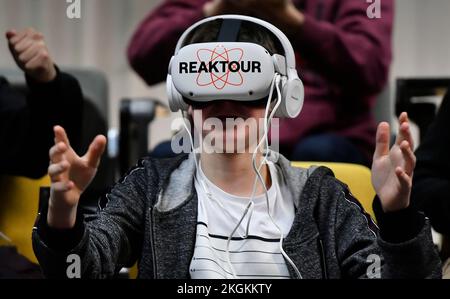 Dukovany, République tchèque. 23rd novembre 2022. La visite ReakTour, visite virtuelle unique du réacteur disponible à la centrale nucléaire de Dukovany à Dukovany, République tchèque, 23 novembre 2022. Des lunettes spéciales de réalité virtuelle transportent instantanément les visiteurs vers certaines des zones les plus protégées : le hall du réacteur, la salle des machines, la salle de contrôle et la tour de refroidissement. Crédit: Lubos Pavlicek/CTK photo/Alay Live News Banque D'Images