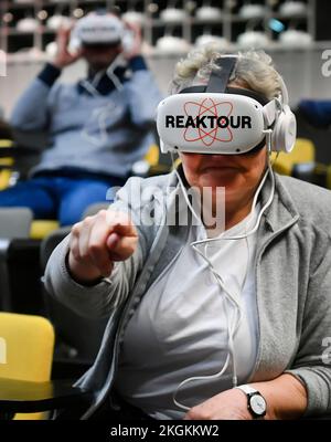 Dukovany, République tchèque. 23rd novembre 2022. La visite ReakTour, visite virtuelle unique du réacteur disponible à la centrale nucléaire de Dukovany à Dukovany, République tchèque, 23 novembre 2022. Des lunettes spéciales de réalité virtuelle transportent instantanément les visiteurs vers certaines des zones les plus protégées : le hall du réacteur, la salle des machines, la salle de contrôle et la tour de refroidissement. Crédit: Lubos Pavlicek/CTK photo/Alay Live News Banque D'Images