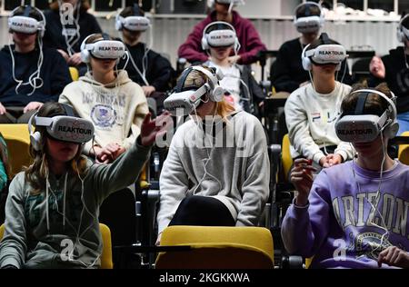 Dukovany, République tchèque. 23rd novembre 2022. La visite ReakTour, visite virtuelle unique du réacteur disponible à la centrale nucléaire de Dukovany à Dukovany, République tchèque, 23 novembre 2022. Des lunettes spéciales de réalité virtuelle transportent instantanément les visiteurs vers certaines des zones les plus protégées : le hall du réacteur, la salle des machines, la salle de contrôle et la tour de refroidissement. Crédit: Lubos Pavlicek/CTK photo/Alay Live News Banque D'Images