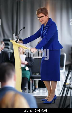 Le chef du SNP et premier ministre d'Écosse, Nicola Sturgeon, a fait une déclaration à l'Apex Grassmarket Hotel d'Édimbourg à la suite de la décision des juges de la Cour suprême du Royaume-Uni à Londres selon laquelle le Parlement écossais n'a pas le pouvoir d'organiser un second référendum sur l'indépendance. Date de la photo: Mercredi 23 novembre 2022. Banque D'Images