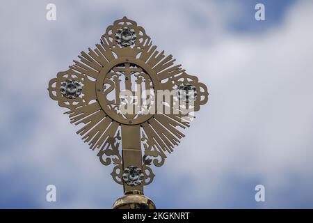 ihs église métal symbole détail sur le ciel Banque D'Images