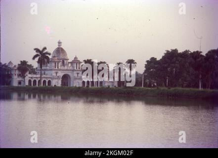 Le Palais Ujjjayanta est un musée et l'ancien palais du Royaume de Tripura situé à Agartala, qui est maintenant la capitale de l'État indien de Tripura. Le palais a été construit entre 1899 et 1901 par Maharaja Radha Kishore Manikya Debbarma et se dresse sur les rives de deux lacs entourés de jardins inspirés par le style européen. C'était le berceau de la dynastie Manikya au pouvoir Banque D'Images