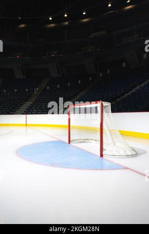 Un hockey vide dans une arène vide Banque D'Images