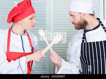 Qui cuisinent mieux. Un défi de cuisine ultime. Bataille culinaire de deux chefs. Couple concourent dans les arts culinaires Règles de la cuisine. Concept de bataille culinaire Banque D'Images
