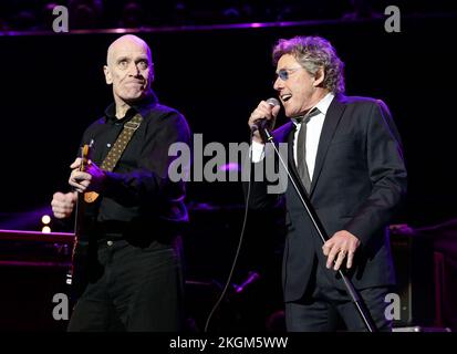 Photo du dossier datée du 26/03/2014 de Wilko Johnson (à gauche), en présence de Roger Daltrey. Wilko Johnson, auteur-compositeur-interprète et guitariste du Dr Feelgood, est décédé à l'âge de 75 ans. Date de publication : mercredi 23 novembre 2022. Banque D'Images