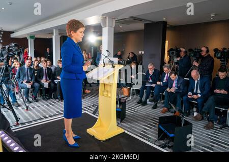 Le chef du SNP et premier ministre d'Écosse, Nicola Sturgeon, a fait une déclaration à l'Apex Grassmarket Hotel d'Édimbourg à la suite de la décision des juges de la Cour suprême du Royaume-Uni à Londres, selon laquelle le Parlement écossais n'a pas le pouvoir d'organiser un second référendum sur l'indépendance. Date de la photo: Mercredi 23 novembre 2022. Banque D'Images