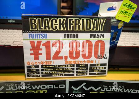 Tokyo, Japon. 23rd novembre 2022. Le Black Friday offre des remises sur les ordinateurs d'occasion dans un emplacement de Tokyo Junkworld, une chaîne de magasins d'électronique d'occasion. Le Japon a récemment rouvert ses portes au tourisme après plus de deux ans d'interdiction de voyager en raison de la pandémie COVID-19. Le yen (JPY) s'est fortement déprécié par rapport au dollar américain, créant des troubles économiques pour le commerce international et l'économie japonaise. (Image de crédit : © Taidgh Barron/ZUMA Press Wire) Banque D'Images