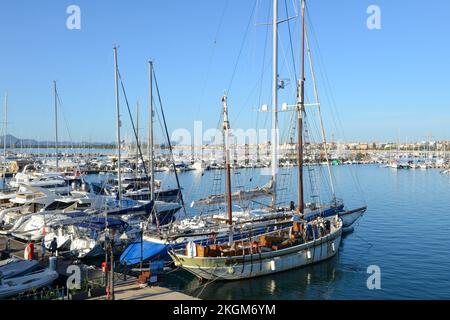 Alghero, Italie - 17 Oktober 2022: Le port d'Alghero en Sardaigne en Italie Banque D'Images