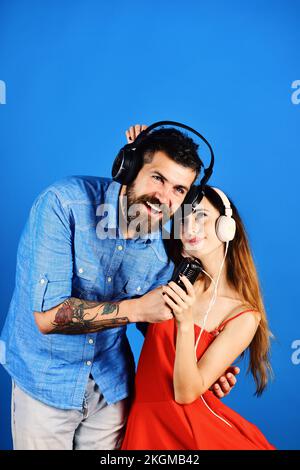 Homme avec la barbe et la fille accolade sur fond bleu. Banque D'Images