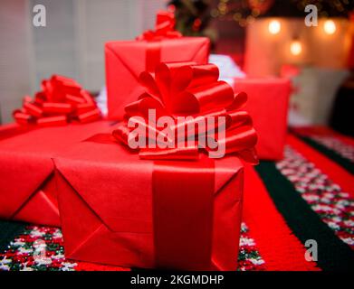 Cadeaux ou cadeaux emballés en rouge. Préparez-vous pour noël et le nouvel an. Concept d'emballage de cadeaux. Moments magiques. Préparez des cadeaux surprise pour la famille et Banque D'Images