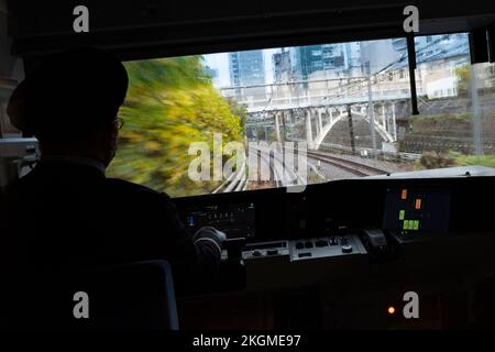 Tokyo, Japon. 23rd novembre 2022. Un motorman exploite une ligne JR East Yamanote (å± æ‰ °ç·š) en direction de Shinagawa approche de Meguro pendant les heures de pointe en soirée avec des passagers et des navetteurs à bord de la ligne de train rapide. Métro de Tokyo, mobilité urbaine, durabilité, transport.le Japon a récemment rouvert ses portes au tourisme après plus de deux ans d'interdiction de voyager en raison de la pandémie COVID-19. Le yen (JPY) s'est fortement déprécié par rapport au dollar américain, créant des troubles économiques pour le commerce international et l'économie japonaise. (Image de crédit : © Taidgh Barron/ZUMA Press Wire) Banque D'Images