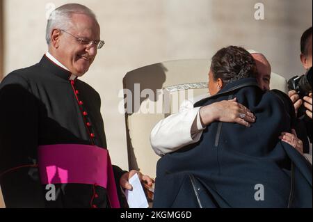 Vatican, Vatican. 23rd novembre 2022. Le pape François salue la chanteuse italo-israélienne Noa, pseudonyme d'Achinoam Nini, lors d'une audience générale hebdomadaire sur la place Saint-Pierre.Italia, Roma, Vaticano, 22/11/23 . Papa Francesco saluta la cantte italo-israeliana Noa, pseudonimo di Achinoam Nini, durante l'udienza generale settimanale sur la Piazza San Pietro. Photo par Massimiliano MIGLIORATO/Catholic Press photo Credit: Independent photo Agency/Alay Live News Banque D'Images