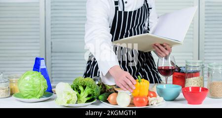 Concept des arts culinaires. Améliorer les compétences de cuisson. Guide de cuisine ultime pour les débutants. Réservez des recettes familiales. Selon la recette. Homme barbu cuisine de chef Banque D'Images