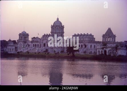 Le Palais Ujjjayanta est un musée et l'ancien palais du Royaume de Tripura situé à Agartala, qui est maintenant la capitale de l'État indien de Tripura. Le palais a été construit entre 1899 et 1901 par Maharaja Radha Kishore Manikya Debbarma et se dresse sur les rives de deux lacs entourés de jardins inspirés par le style européen. C'était le berceau de la dynastie Manikya au pouvoir Banque D'Images