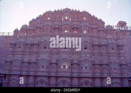 Le Hawa Mahal est un palais de la ville de Jaipur, en Inde. Construit en grès rouge et rose. Hawa Mahal est célèbre pour son architecture étonnante et unique. 953 fenêtres ou jharokhas sont magnifiquement incorporés dans la conception en nid d'abeille de ce palais. En plus de fournir une fenêtre au monde extérieur pour les femmes royales, ces fenêtres ont aidé à garder le palais aéré et frais. Banque D'Images