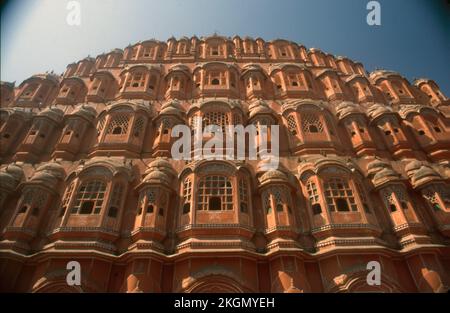 Le Hawa Mahal est un palais de la ville de Jaipur, en Inde. Construit en grès rouge et rose. Hawa Mahal est célèbre pour son architecture étonnante et unique. 953 fenêtres ou jharokhas sont magnifiquement incorporés dans la conception en nid d'abeille de ce palais. En plus de fournir une fenêtre au monde extérieur pour les femmes royales, ces fenêtres ont aidé à garder le palais aéré et frais. Banque D'Images