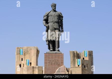 Shakhrisabz Ouzbékistan - statue d'Amir Temur en avant des ruines du palais Ak Serai - août 2022 Banque D'Images