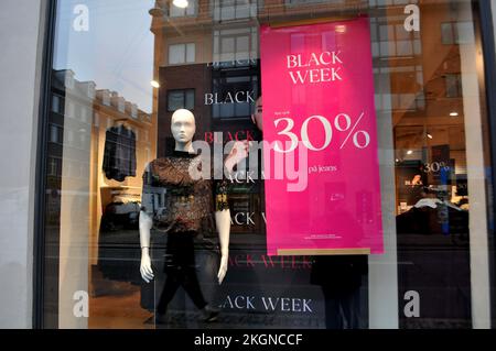 Copenhague/Danemark/23 novembre 2022/amateurs de shopping pour le Vendredi et la semaine noirs dans la capitale danoise (photo Francis Joseph Dean/Dean Pictures. Banque D'Images