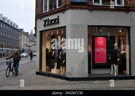 Copenhague/Danemark/23 novembre 2022/amateurs de shopping pour le Vendredi et la semaine noirs dans la capitale danoise (photo Francis Joseph Dean/Dean Pictures. Banque D'Images