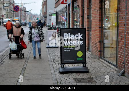 Copenhague/Danemark/23 novembre 2022/amateurs de shopping pour le Vendredi et la semaine noirs dans la capitale danoise (photo Francis Joseph Dean/Dean Pictures. Banque D'Images