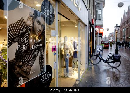 PLOMB - expressions du Vendredi fou dans les magasins du centre de Leiden. Le quatrième vendredi de novembre, de nombreux magasins offrent des remises élevées sur les produits. ANP ROBIN VAN LONKHUIJSEN pays-bas sortie - belgique sortie Banque D'Images