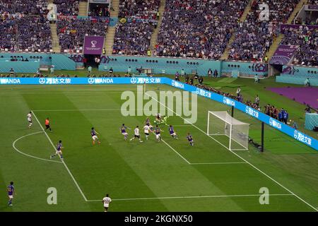 Le gardien de but japonais Shuichi Gonda défile David Raum en Allemagne lors du match de la coupe du monde de la FIFA du groupe E au stade international de Khalifa, Doha, Qatar. Date de la photo: Mercredi 23 novembre 2022. Banque D'Images