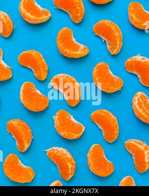 Segments tangerine sur fond bleu Banque D'Images
